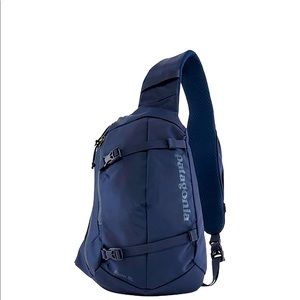Patagonia Atom Sling 8L in Navy